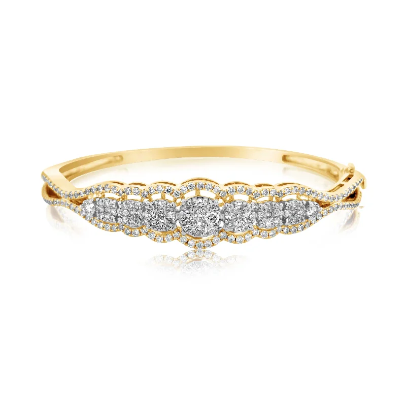 Round Halo Graduated Diamond Bangle