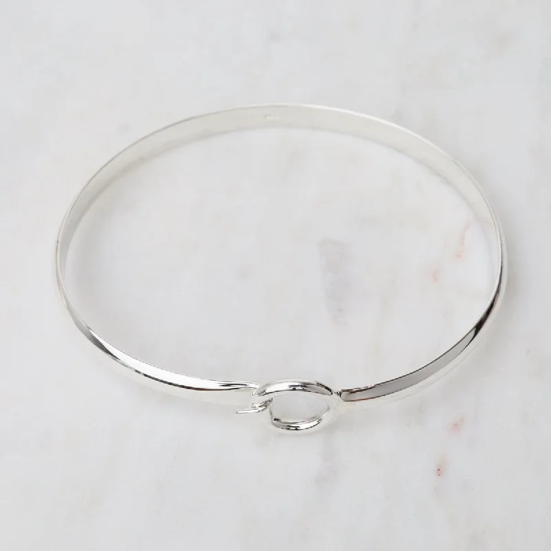 Front Latching  Bangle with Circle